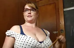 XXX یک دختر عضلانی دختران مختلفی عکس سگسی زنان را در آپارتمان خود کاشت می کند و بر روی صورتش ناله می کند