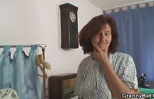 XXX مرد برهنه در حال تماشای استمناء عکس های زنان سکسی ژاپنی