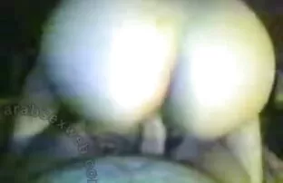 XXX عوضی 18 ساله استمناء روی عکسهای سکسی زنان خارجی میز
