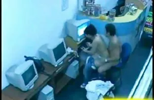 XXX زن بیدمشک انگشت شریک زندگی خود را انگشت می کند و سخت لیس می زند عکس سکسی از زن