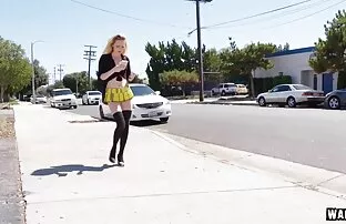 XXX یک دختر جوان به طور فعال یک آلت تناسلی مرد عکسهای زنهای سکسی را به سمت پیرمرد خودارضایی می کند