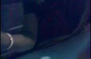 XXX زنی آرام عکسهای سکسی زنان سیاه پوست که برهنه در استخر نشسته و انگشت بیدمشک را لمس می کند