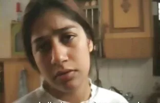 XXX نوزاد با موهای سرخ به آرامی عکس زنهای سکس با یک گربه تراشیده در آشپزخانه خودارضایی می کند