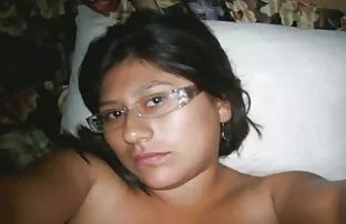 XXX یک فتیشیست بالغ ، خود را با دنیای پورنوهای BDSM که در میله ها عکسهای سکسی زنان حشری پرچ شده است ، معرفی می کند