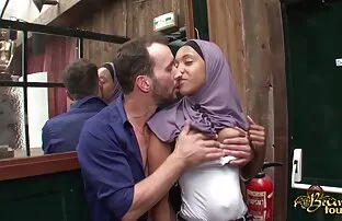 XXX پوره بالغ عکس سکسی زن محجبه خود را به دانش آموز جوان می بخشد