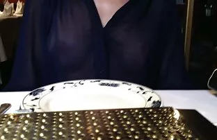 XXX خانه را به تنهایی ترک کرد و با انگشتان بازیگوش شروع به نوازش انگشتانش کرد عکس زن سکسی