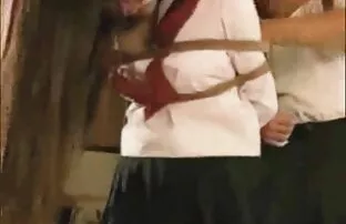 XXX یک خانم با عکسهای سکسی زن و مرد بدن زیبا که برهنه در پارک شهر نشسته است