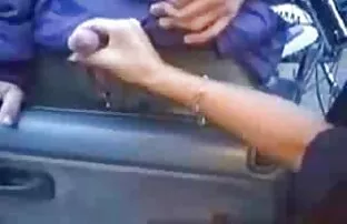 XXX هاهال دوست دختر خود عکسهای سکسی زن و مرد را سرخ می کند و به بیدمشک می خورد
