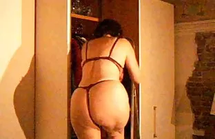 XXX یک زن سینه زیبا برهنه راه عکسهای زنهای سکسی می رود